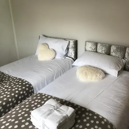 Apartment 2bed Bungalow House, Speedwell, Bristol, Uk, Sleeps Up To 6 Guests *